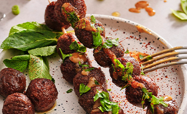 Brochettes de boulettes végé sauce satay