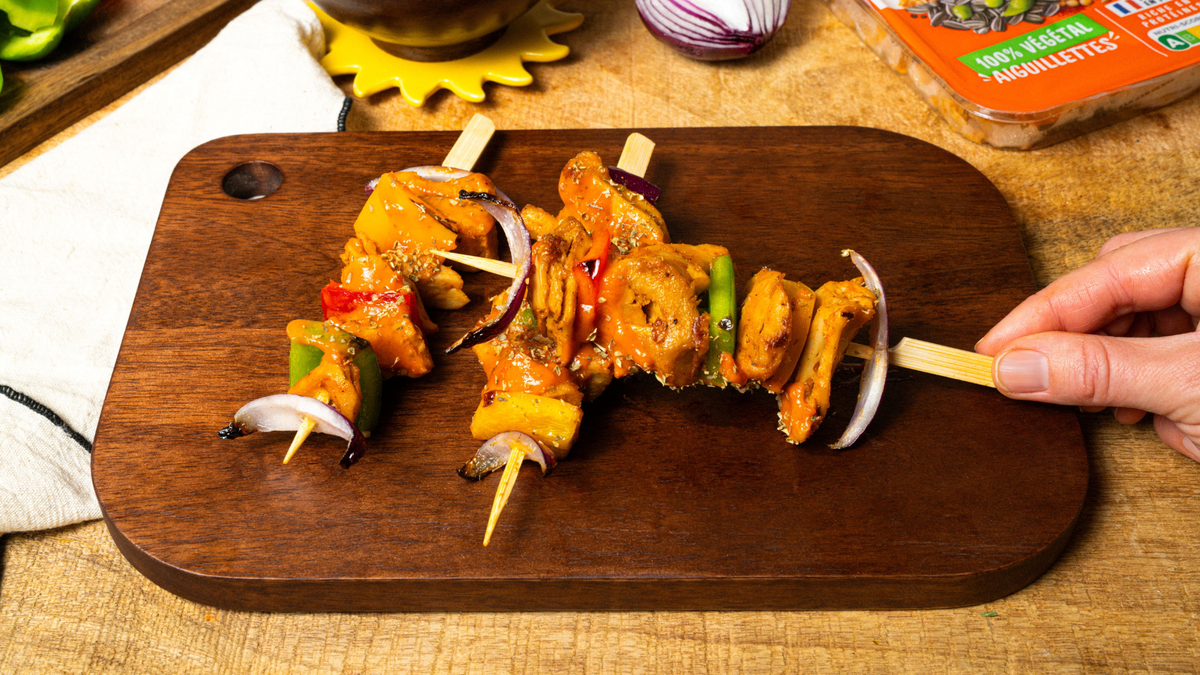 Brochettes de légumes rôtis et aiguillettes marinées