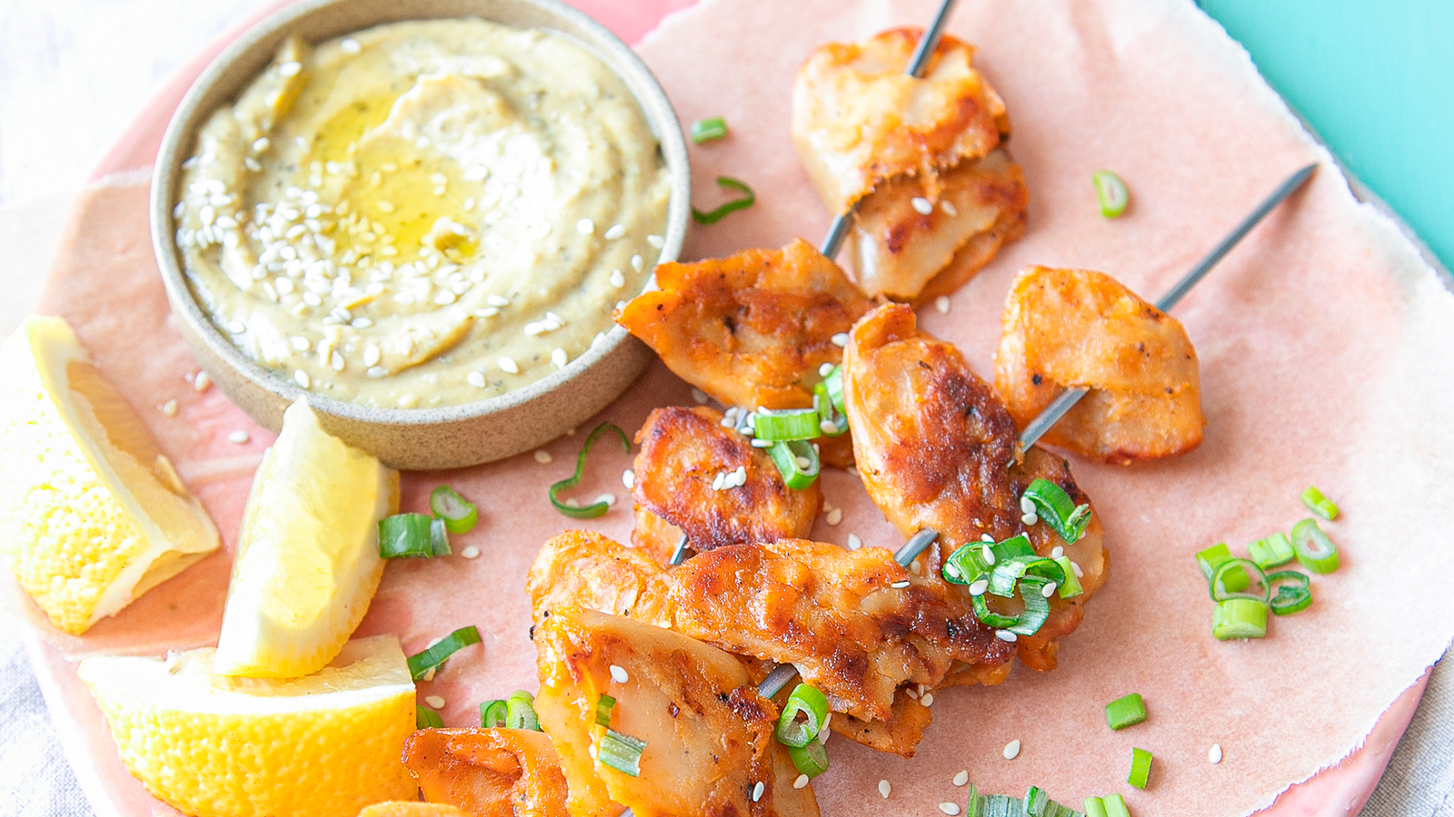 Brochettes d’aiguillettes express et houmous