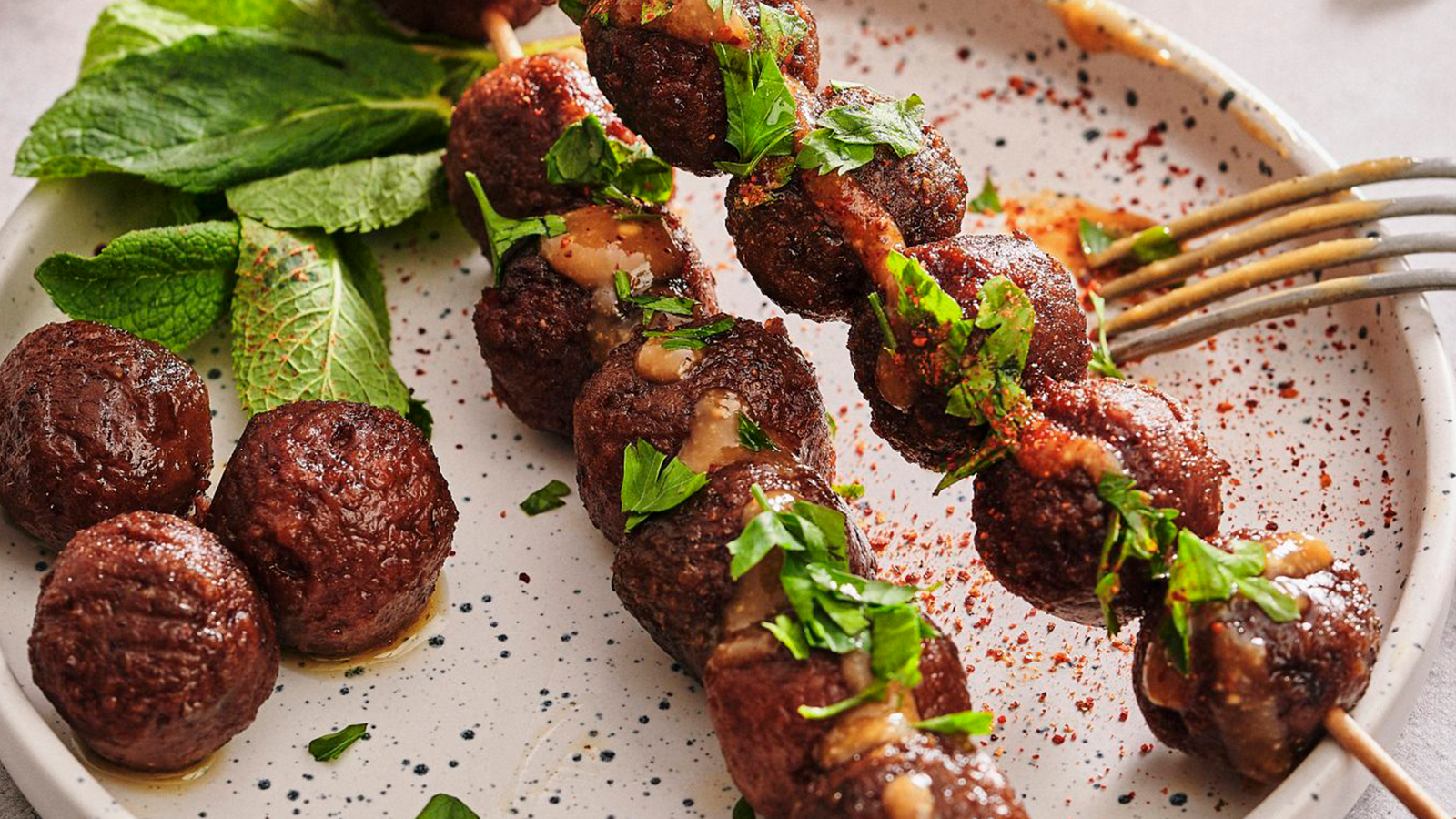 Brochettes de boulettes végé sauce satay