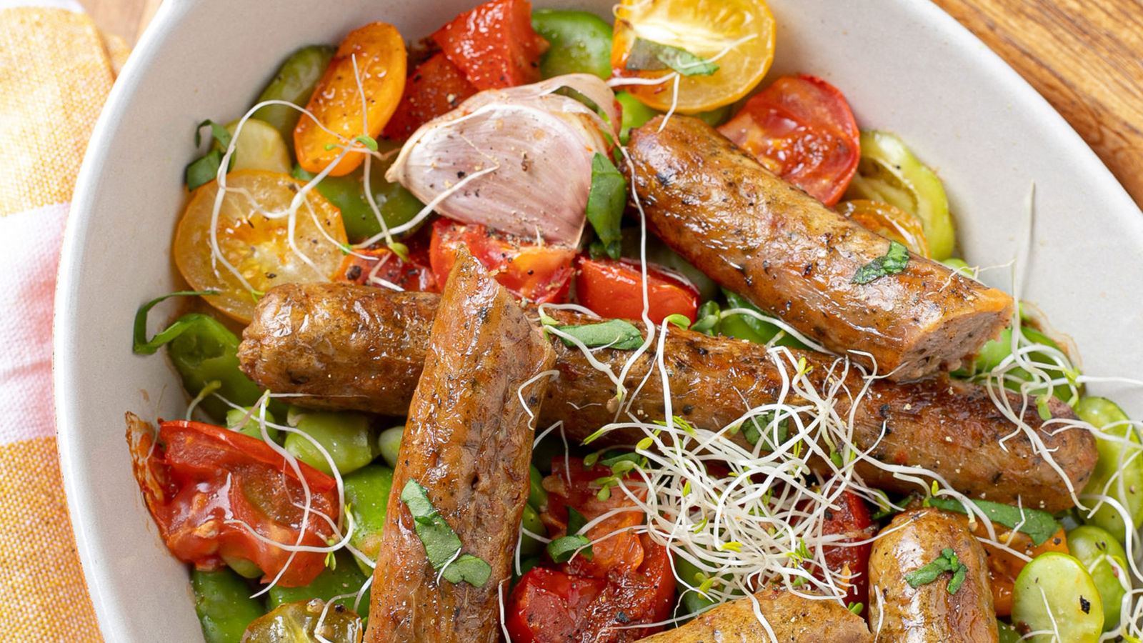 Chipos végétales, fèves et tomates multicolores au four